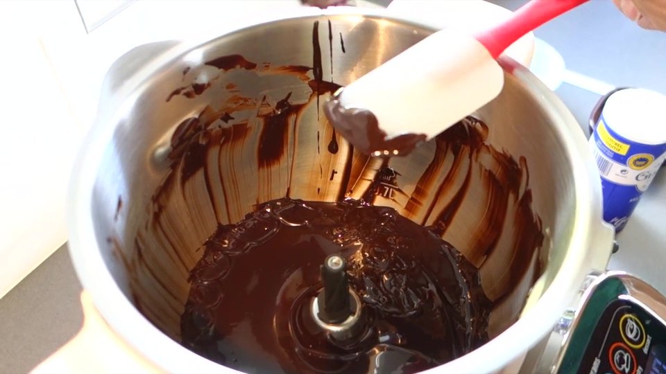 Chocolat fondu mélangé pour une mousse au chocolat au Companion