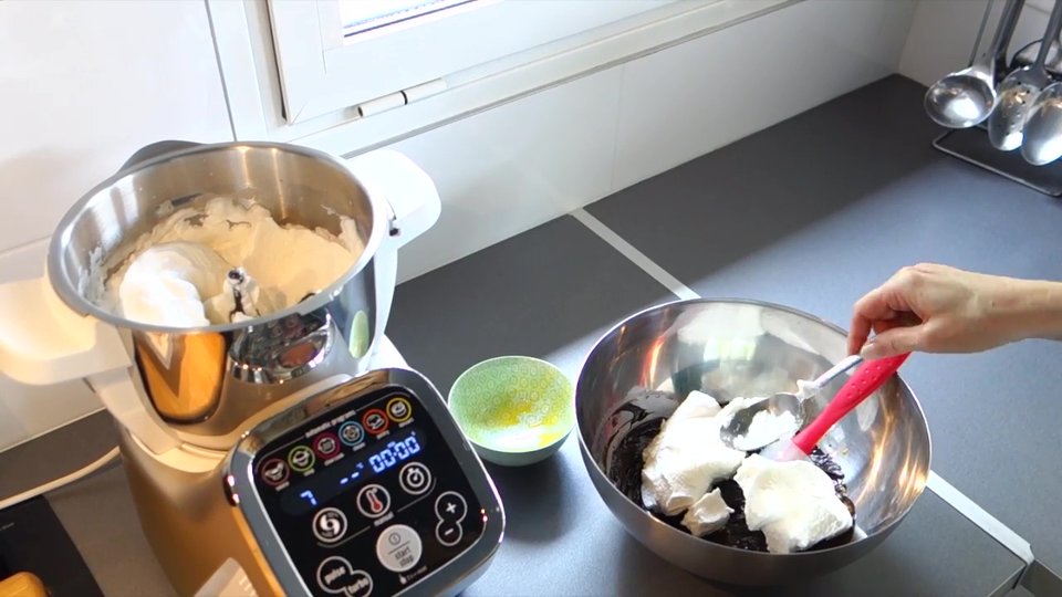 Mélange des blancs en neige et du chocolat pour la mousse au chocolat avec le Companion