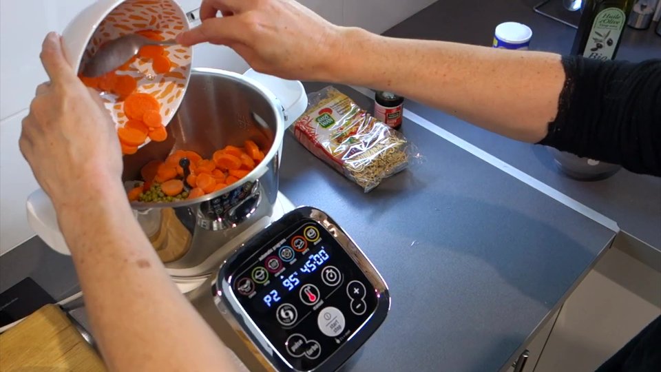 Ajout des légumes pour les nouilles chinoises au Companion