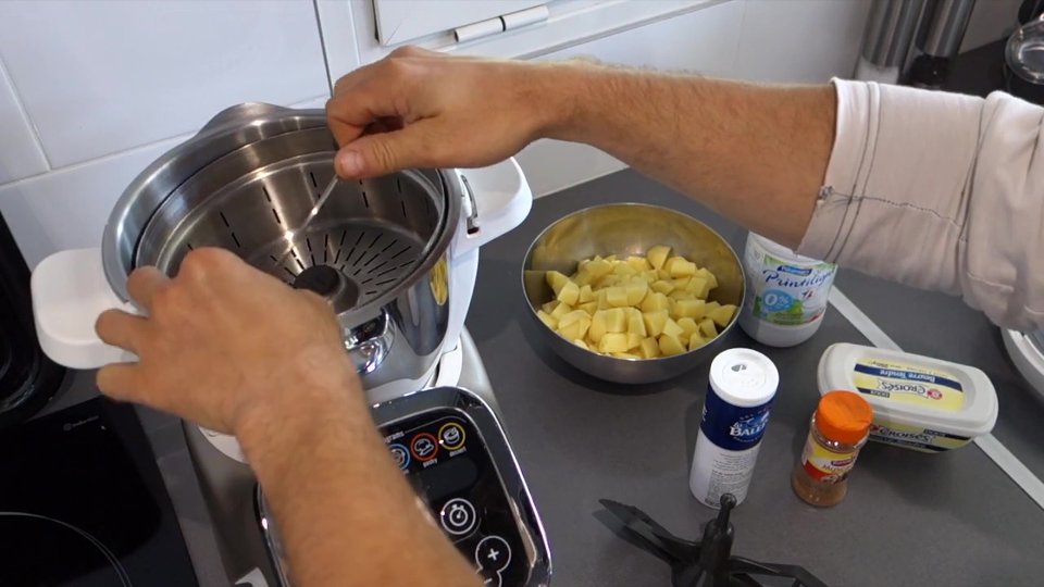 Installer le panier vapeur