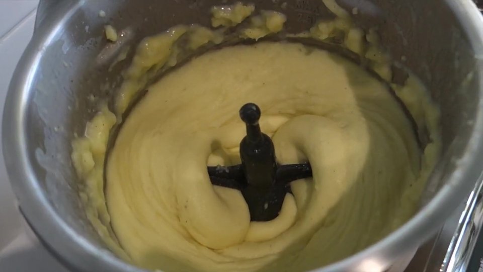 Deuxième mixage avec le beurre et le lait, et c’est déjà prêt !