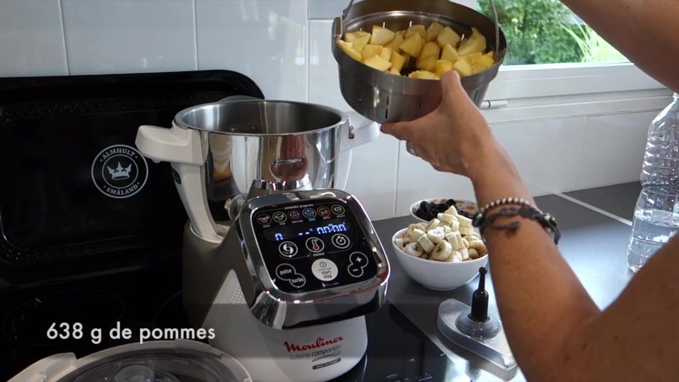 Pommes cuites à la vapeur au Companion pour la compote bébé pruneaux pomme banane