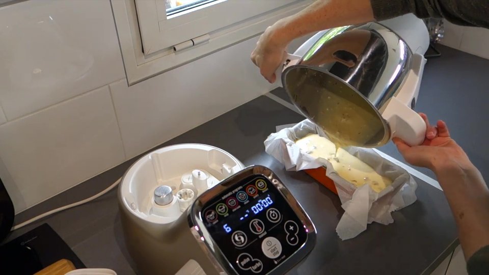 Transfert dans un moule avant d’enfourner