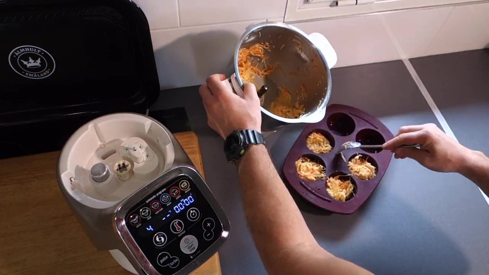 La préparation dans un moule à muffins