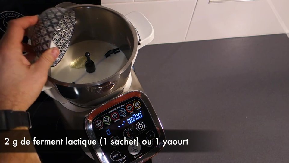Préparation de yaourts avec 2 g de ferment lactique ou un yaourt avec le Companion