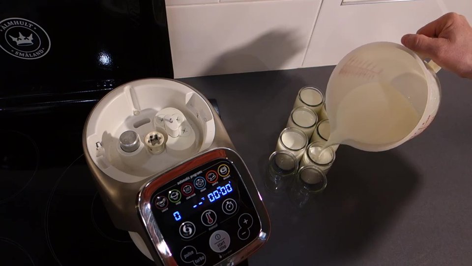 Après avoir mélangé et chauffé, verser dans les pots