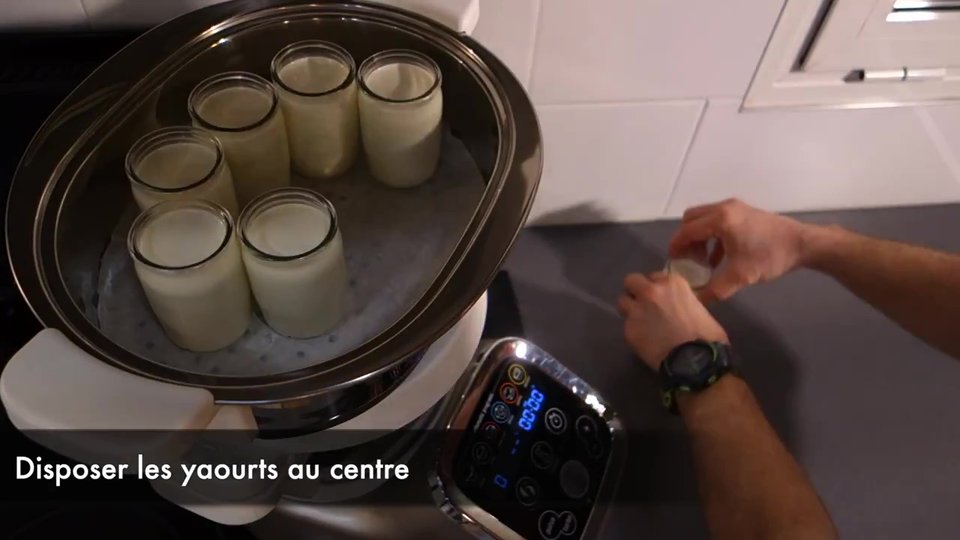Disposition des yaourts au centre panier vapeur externe du Companion pour la fermentation