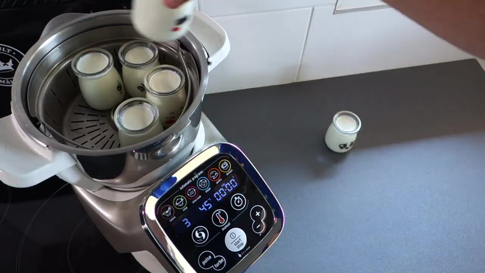 Mise en place des pots de yahourt dans le panier interne du Companion