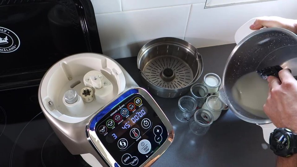 Préparation des yaourts avant la fermentation dans le panier interne