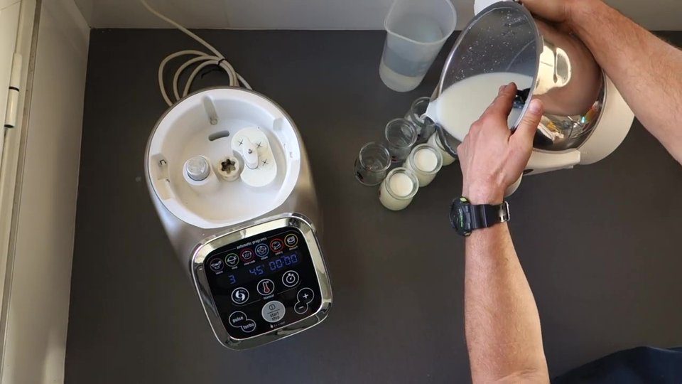 Verser la préparation dans les pots de yaourt en verre