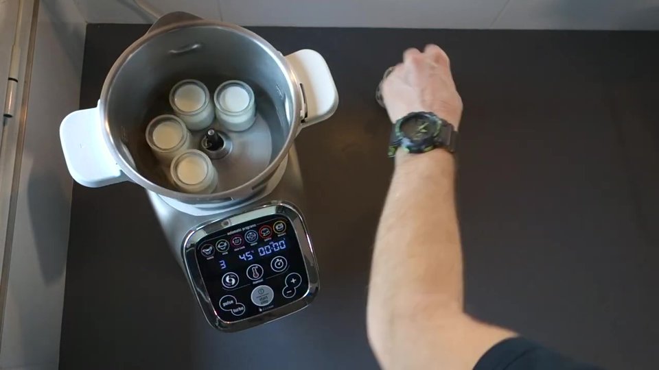 Disposer les yaourts dans le bol du Companion