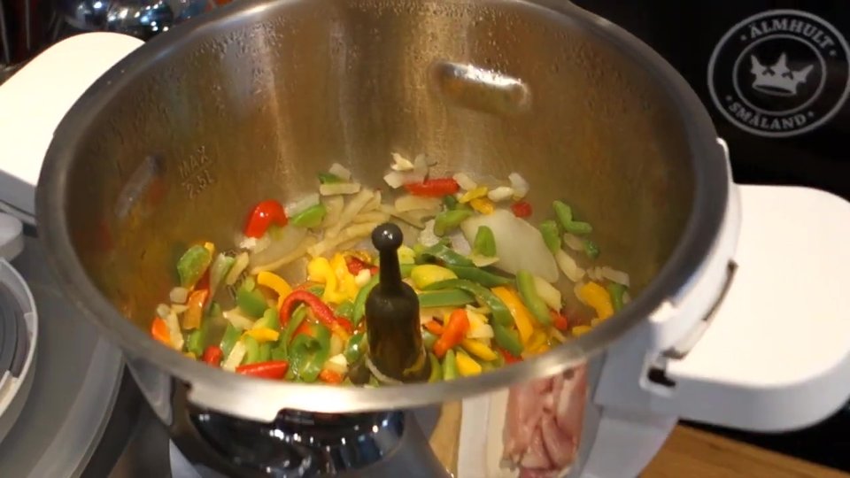 Légumes dans le bol du Companion pour la préparation des Escalopes de poulet aux noix de cajou