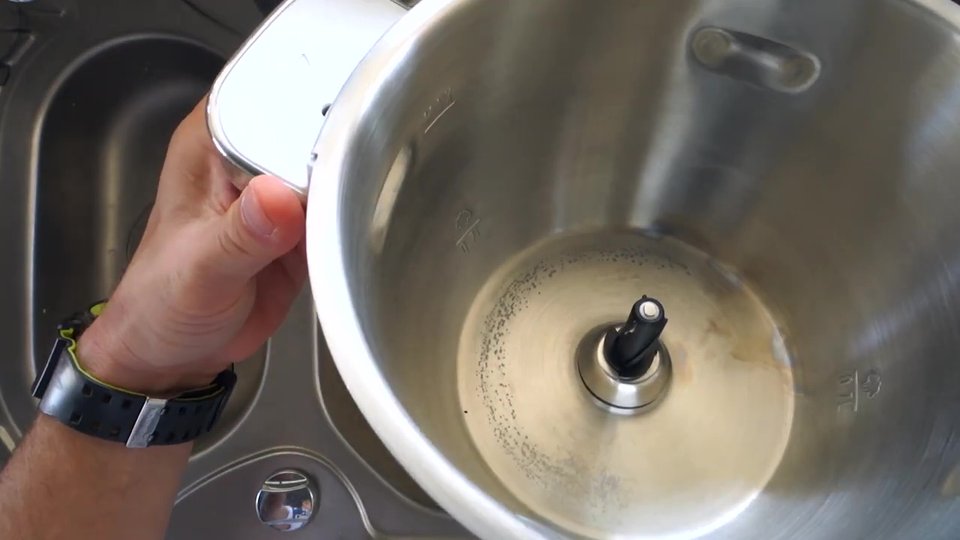 Il y a des taches tenaces dans le bol