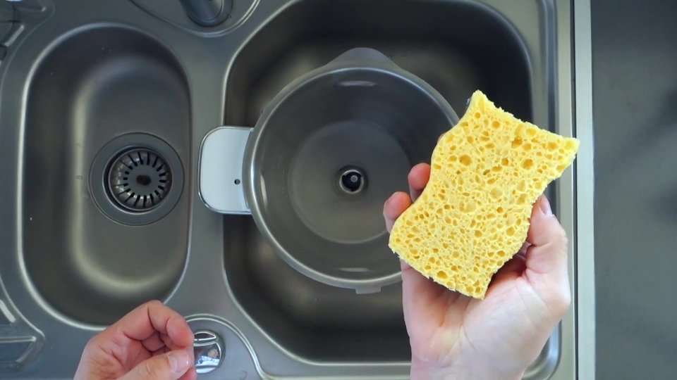 Laisser agir quelques secondes et frotter avec une éponge douce