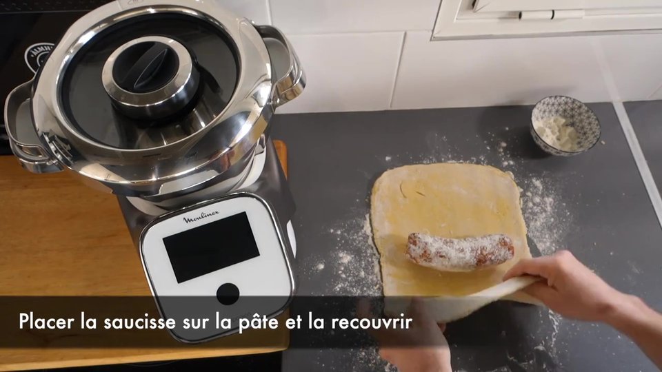 Mise en place cde la saucisse après avoir abaissé le pâton
