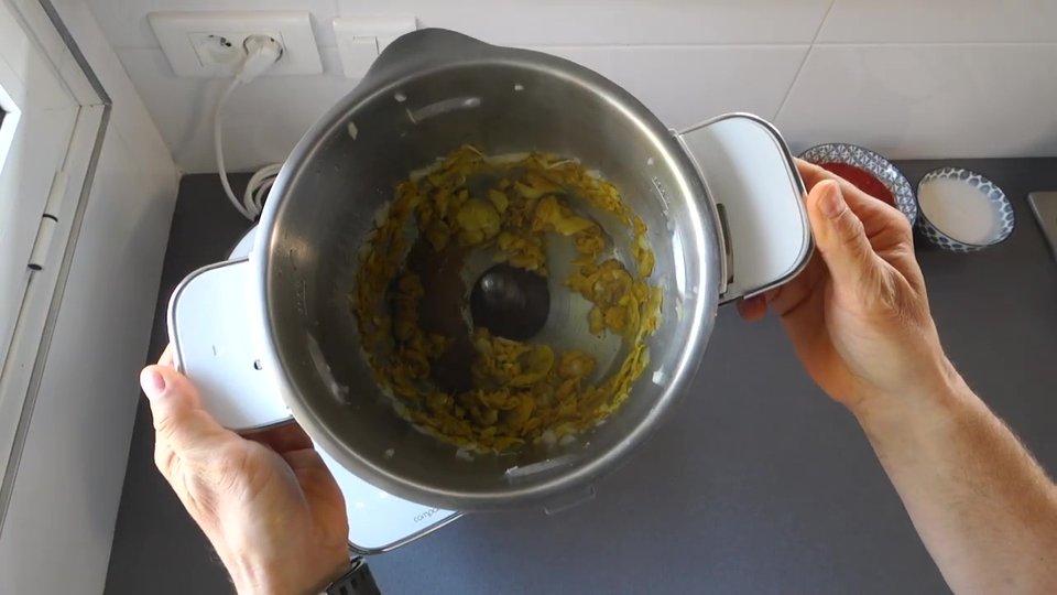 Cuisson des oignons et des épices