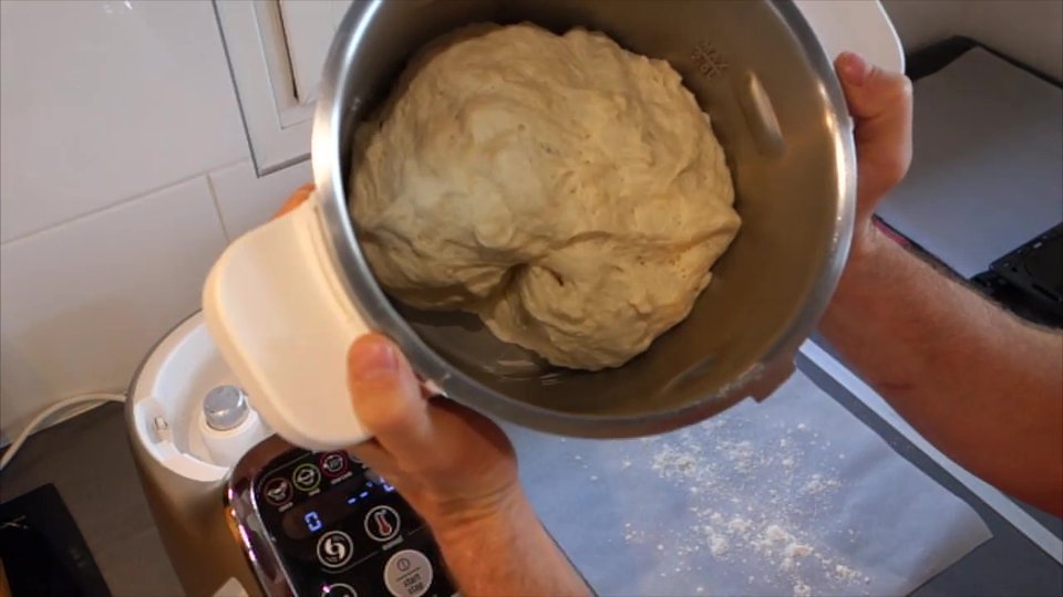 Fin de pousse de la pâte pour la pizza au poulet curry avec le Companion