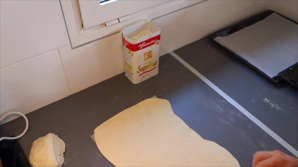 Abaisse de la pâte à pizza au Companion