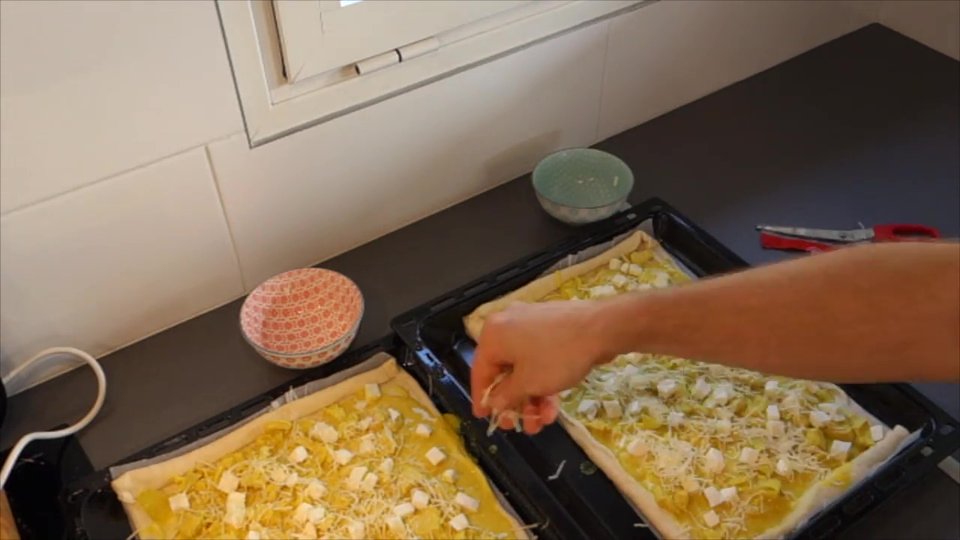 Pizza poulet curry au Companion prête à être enfournée