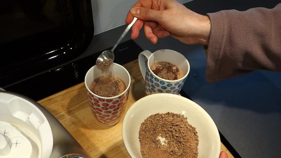 Ajout de cacao dans les chocolats préparé avec le robot Companion