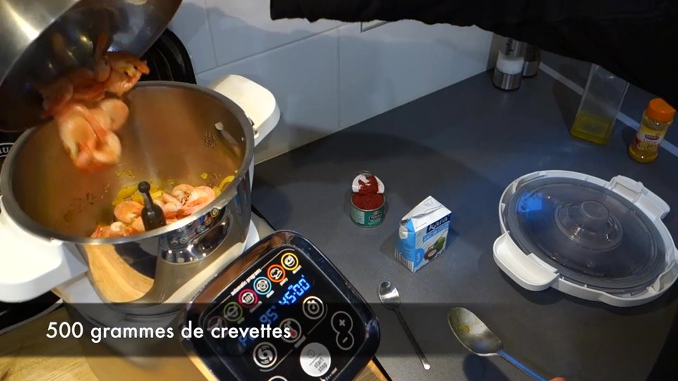 Crevettes au curry ajoutées dans le bol du Companion