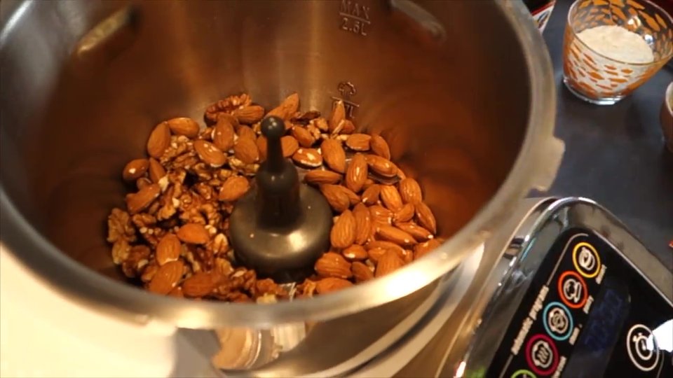 Noix et amandes dans le bol du Companion
