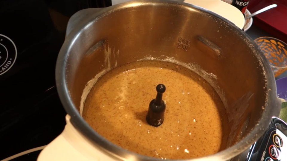 Pâte du fondant aux noix et amandes dans le bol du Companion