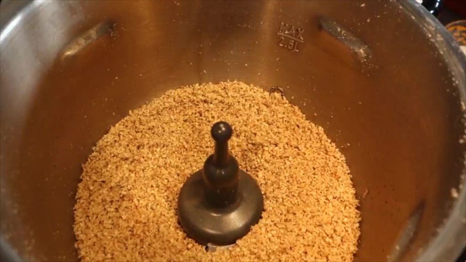 Les noix et amandes broyées avec le Companion