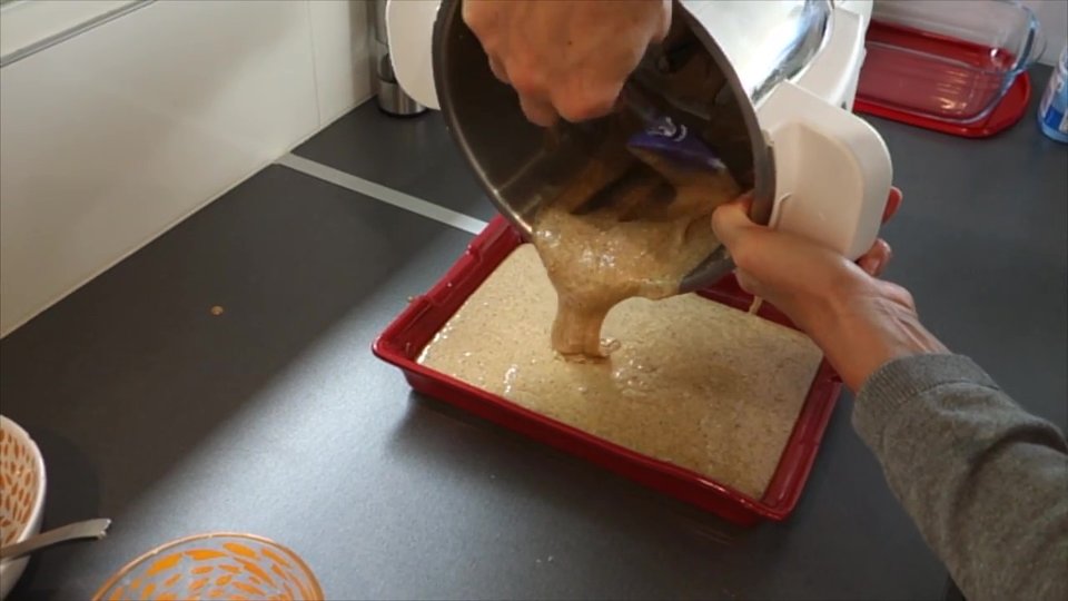 Pâte versée dans un moule à gâteau pour le fondant aux noix et amandes au Companion