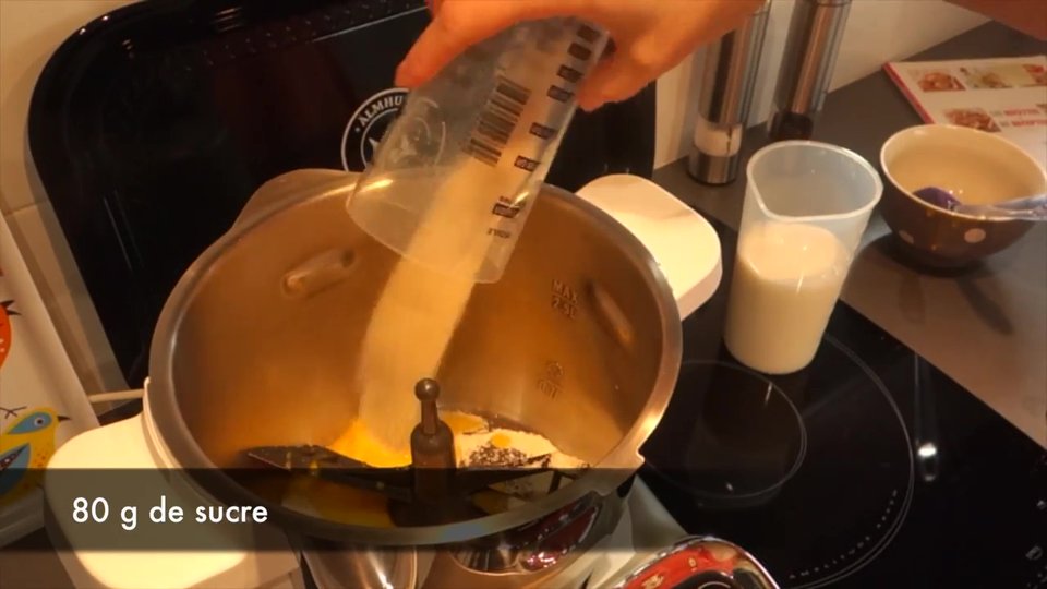 Sucre ajouté dans le bol pour préparer la crème anglaise au Companion
