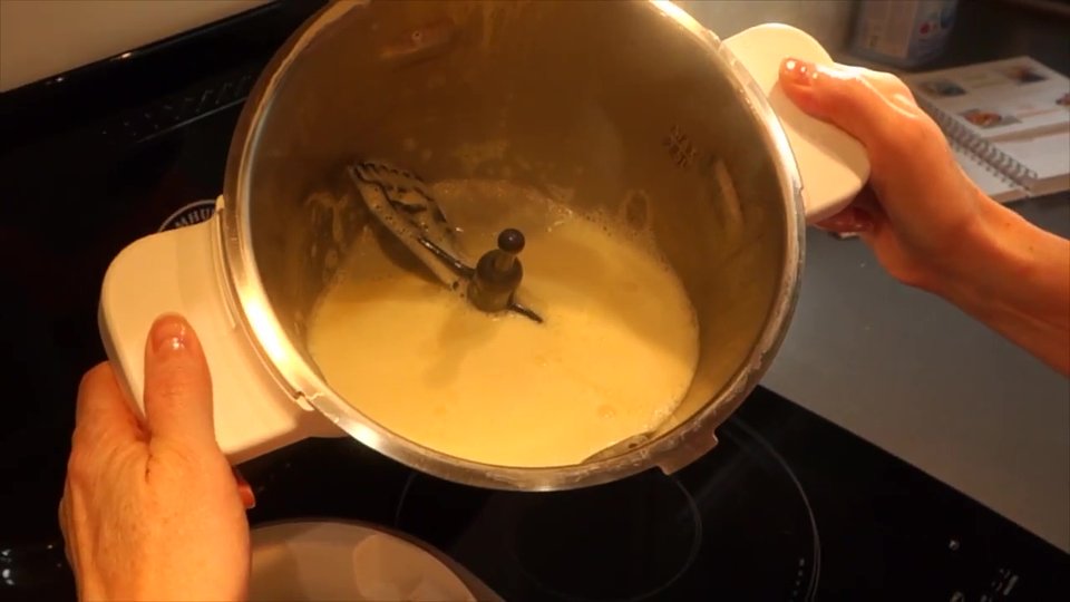 Crème anglaise dans le bol du Companion