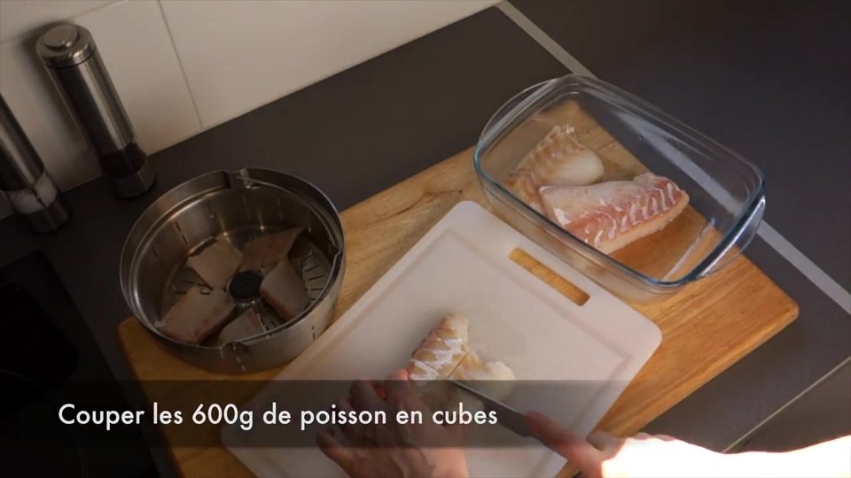 Découper le poisson pour le colombo au Companion