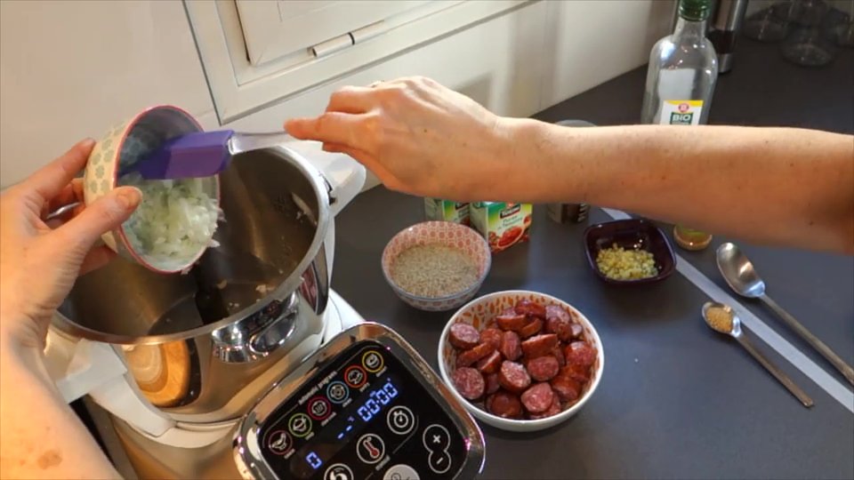 Oignons ajouté dans le bol du Companion pour la rougaille aux saucisses fumées
