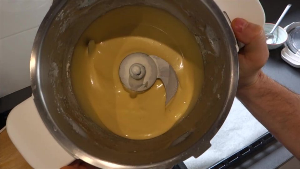 La pâte des tuiles est prête dans le bol du robot Companion
