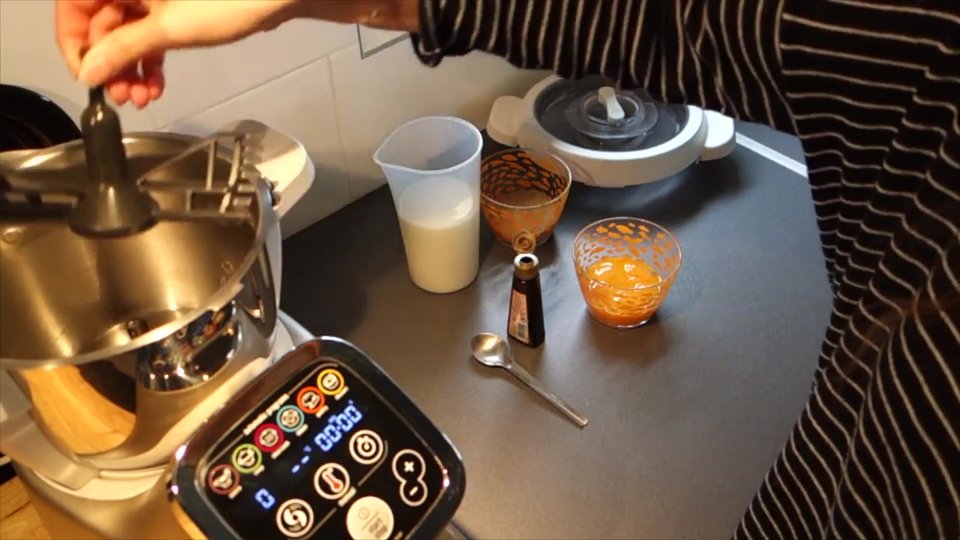 Mise en place du batteur pour préparer la crème anglaise