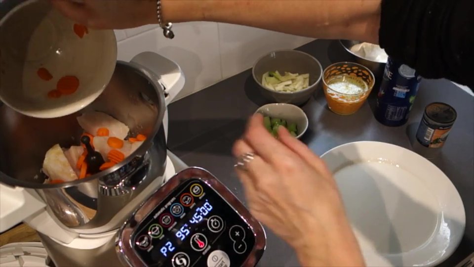 Ajout des carottes dans le bol du Companion