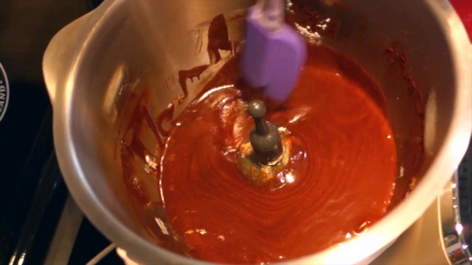 Chocolat fondu dans le bol pour le brownie au Companion