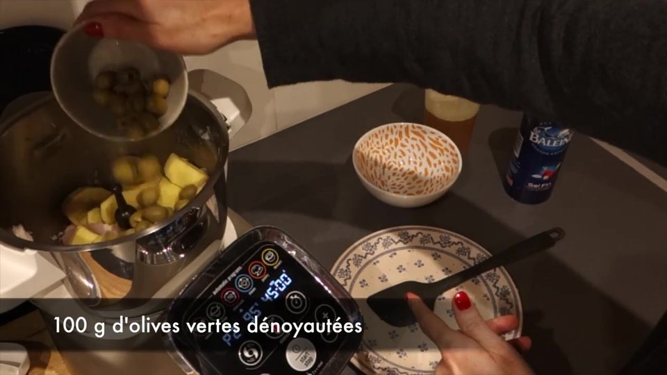Olives vertes ajoutées dans le bol du Companion pour le poulet au citron