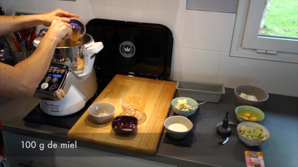 Ajout de 100g de miel pour le cake caramel beurre sale au Companion