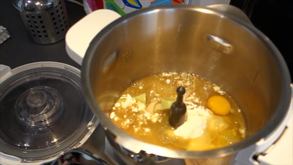 Préparation d'un cake caramel beurre salé au Companion