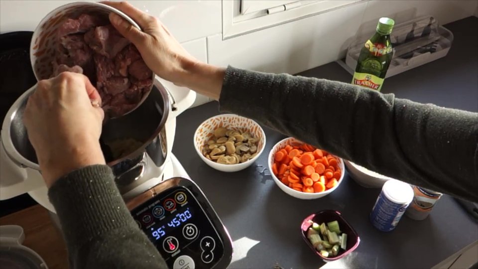 Ajout de la viande dans le bol du Companion pour la blanquette de veau