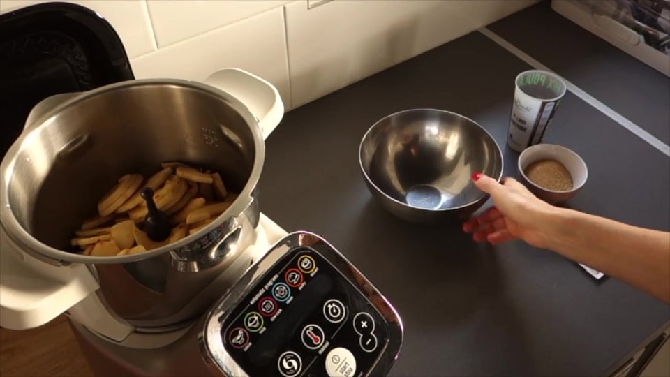 Mise en place des pommes, tranchées dans le bol du Companion
