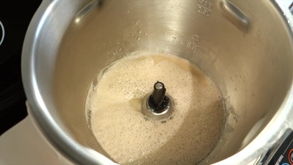 La levure est activé dans le bol du Companion