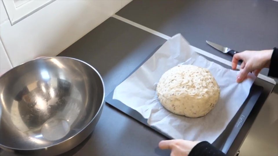 Fin de la seconde pousse avant d'enfourner, le pain semi complet aux graines réalisé au Companion