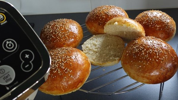 Pains hamburger avec le robot Companion