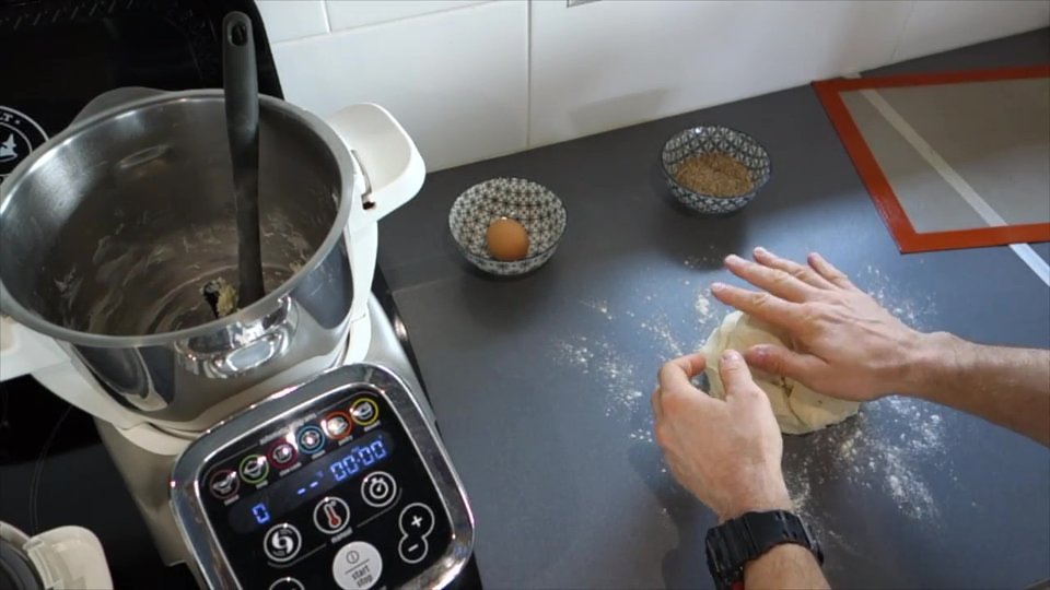 Dégazage du pâton pour les pains hamburgers au Companion