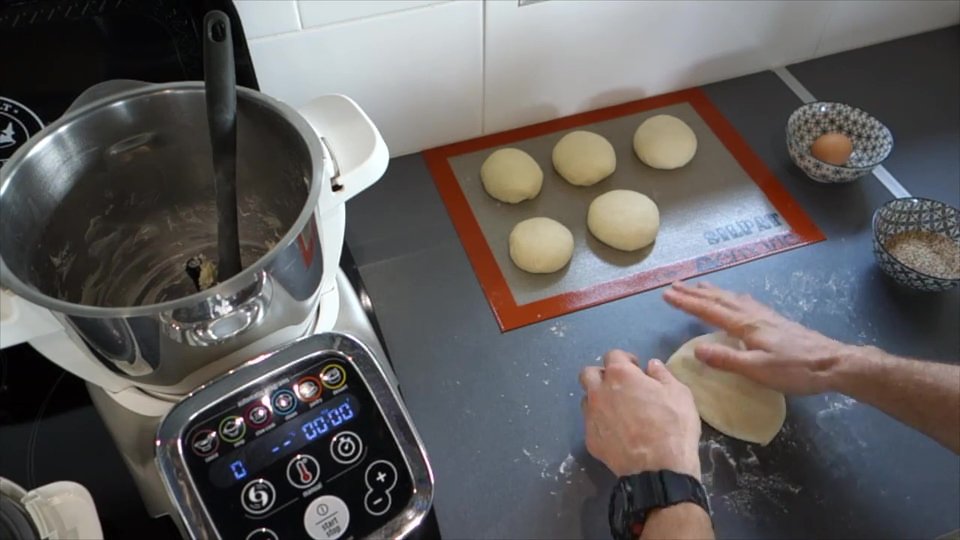 Façonnage des pains, hamburgers réalisés avec le Companion