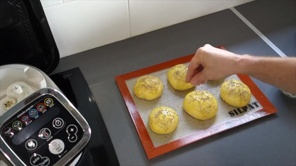 Les pains hamburgers au Companion prêt à être enfournés