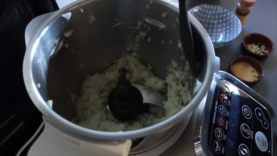 Oignons émincés dans le bol du Companion