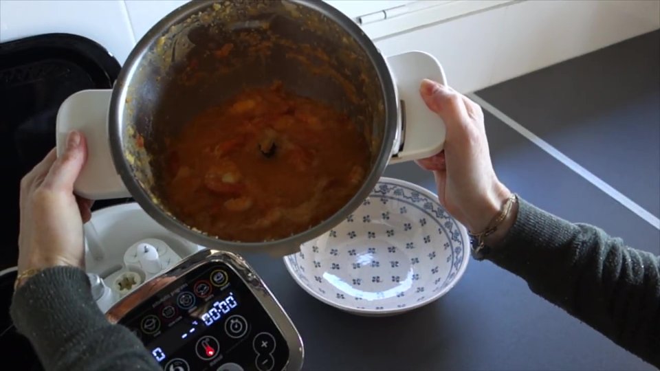 Préparation des crevettes sauce piquante dans le bol du Companion